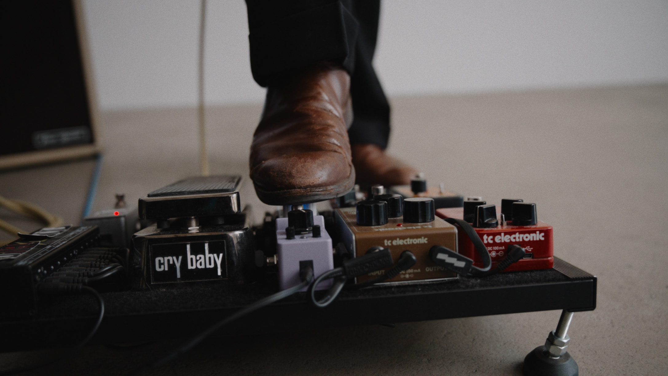 Nahaufnahme von Jordi Arnau Rubio, die Emotion, Tiefe und musikalische Leidenschaft widerspiegelt.