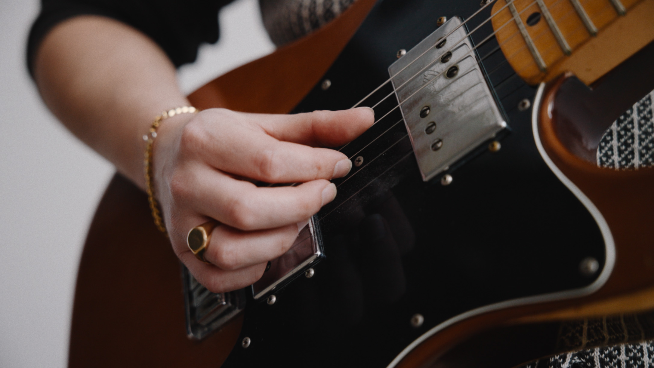 Jordi Arnau Rubio während eines Interviews über Songwriting und die Bedeutung von Musik für sein künstlerisches Schaffen.