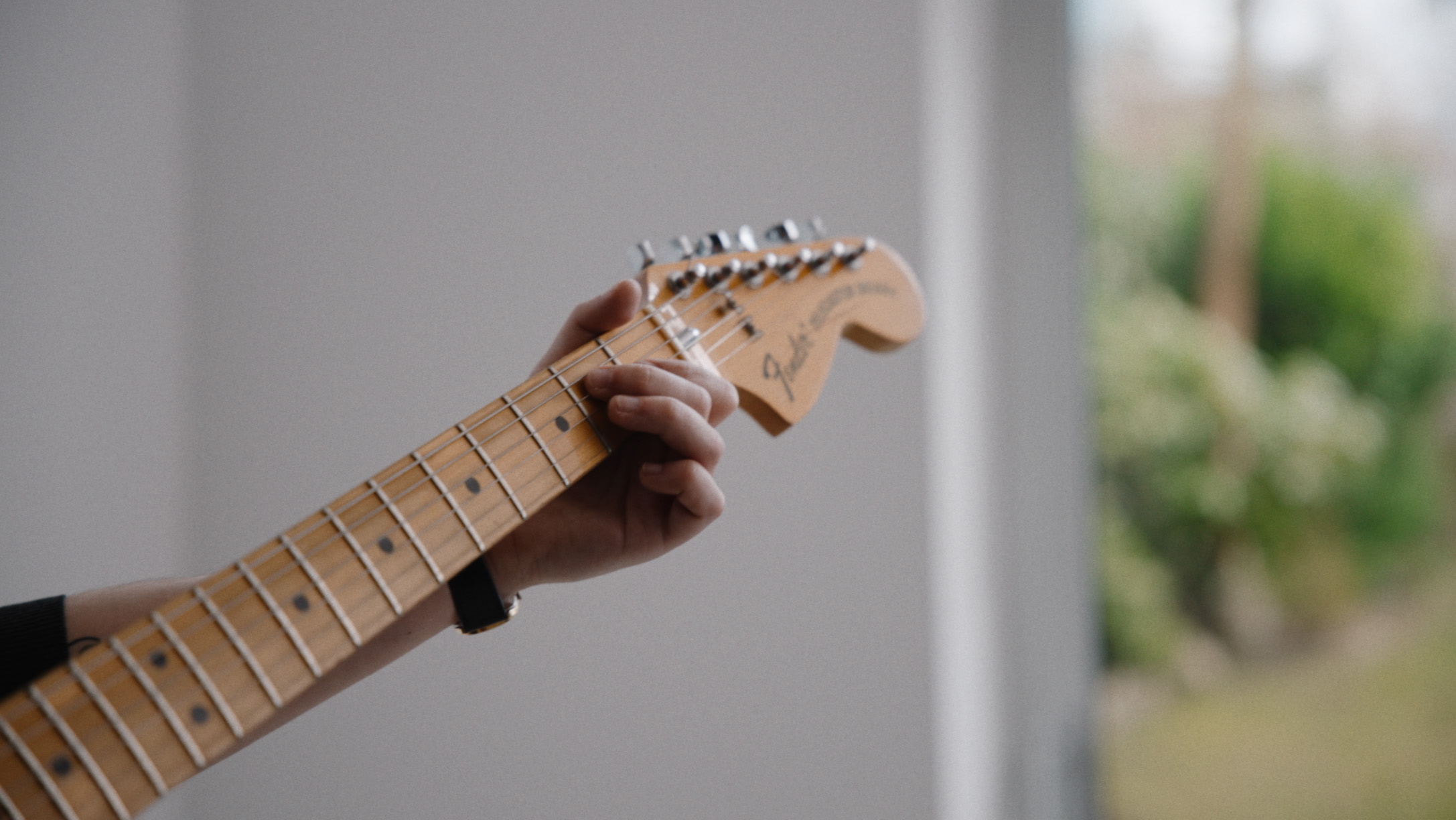Jordi Arnau Rubio als Musiker von Luna Soul, eingefangen in einem ehrlichen und emotionalen Moment.