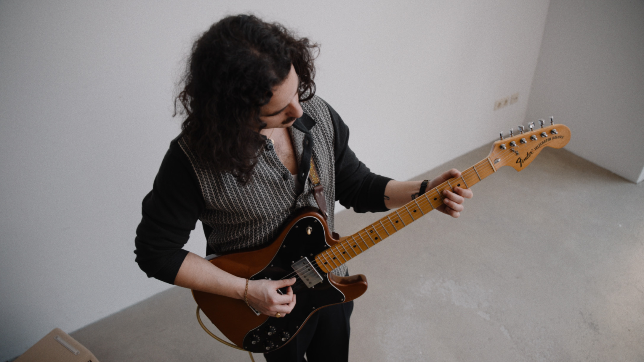 Portrait von Jordi Arnau Rubio, spanischer Musiker und Frontmann der Band Luna Soul, roh und authentisch inszeniert.