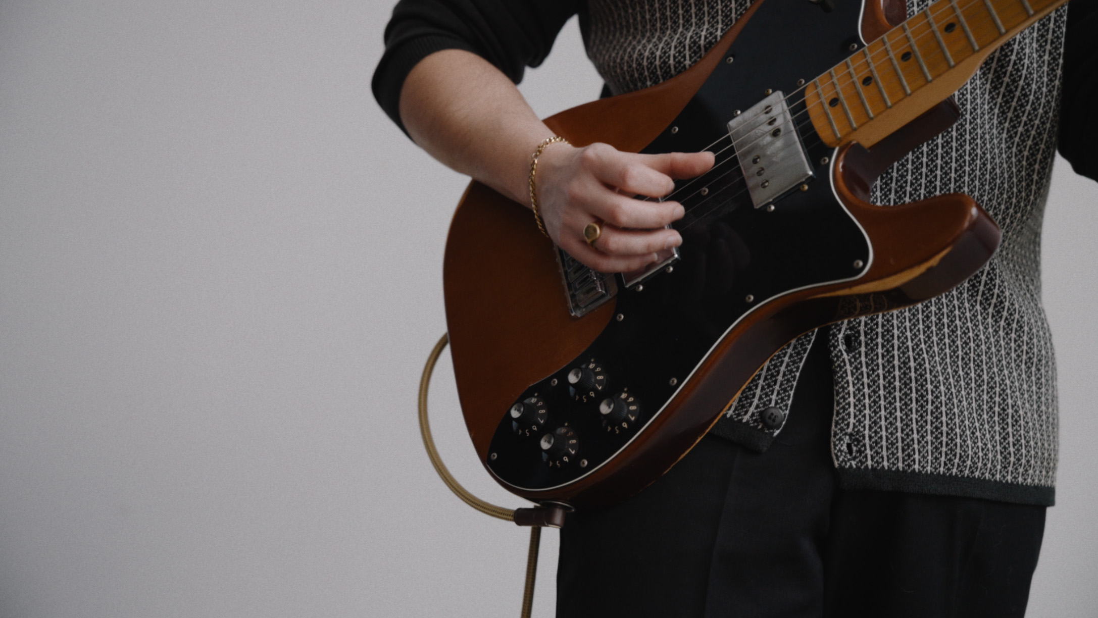 Jordi Arnau Rubio in einem reduzierten, emotionalen Portrait, das seine Persönlichkeit und Nähe zur Soulmusik zeigt.