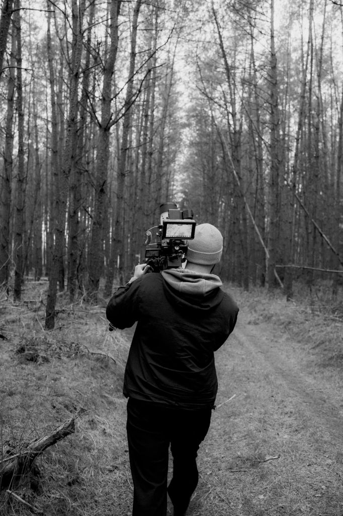 Sony Kamera auf dem Stativ getragen durch den Wald