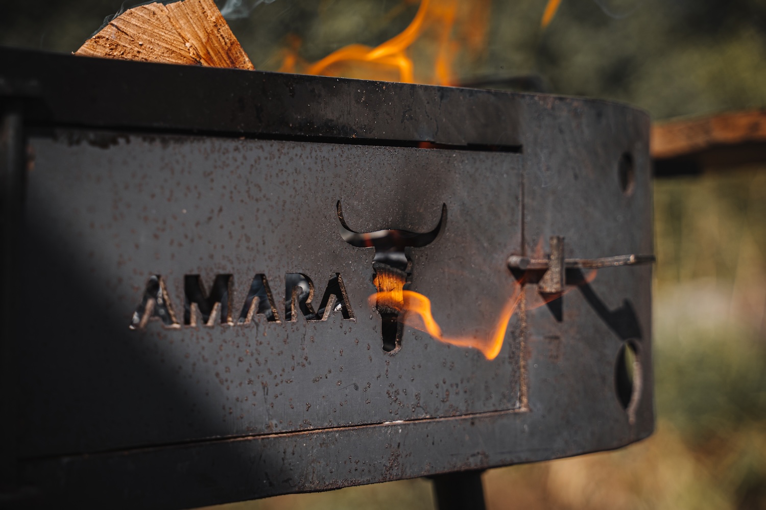 Dokumentarische Fotografie eines Kankay Grills im Einsatz während einer Veranstaltung