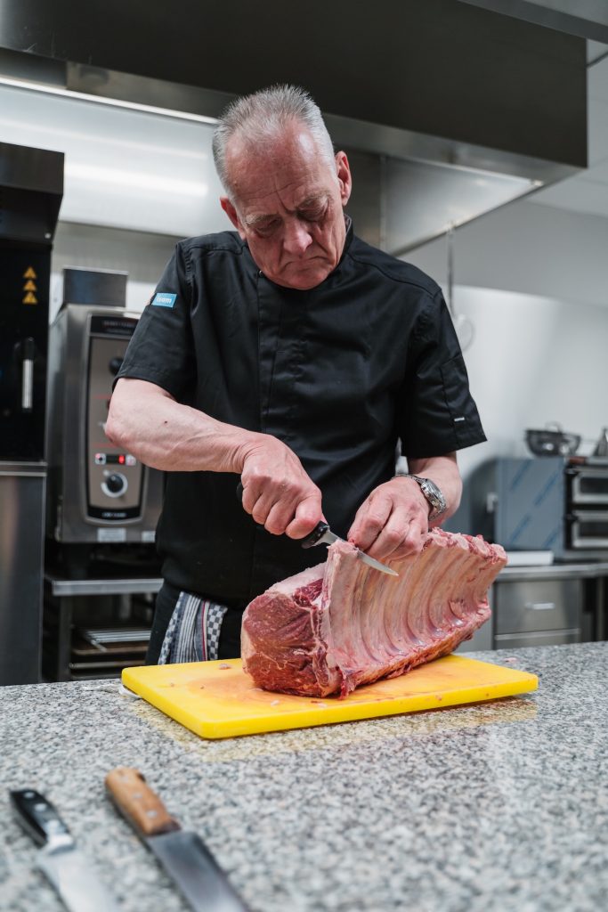 Rüdiger Brümmer bereitet ein US Beef zu.