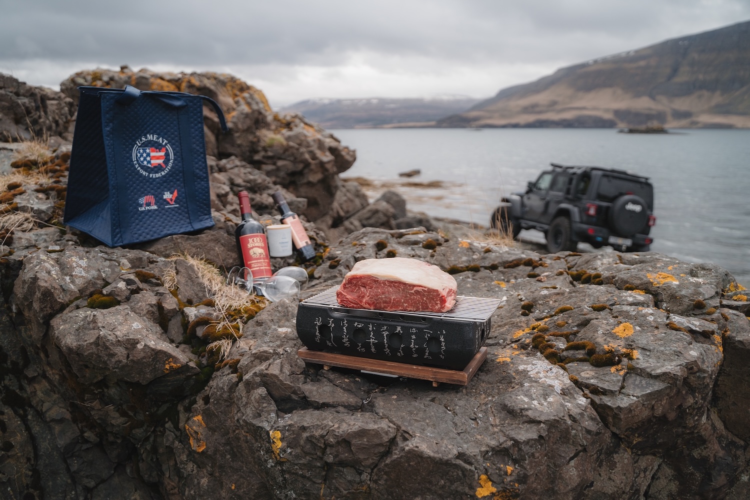Food-Fotografie und Videografie: U.S. Beef zubereitet von Fleischsommelier Rüdiger Brümmer während der Promotion Tour in Island in Mitten eines Fjords.