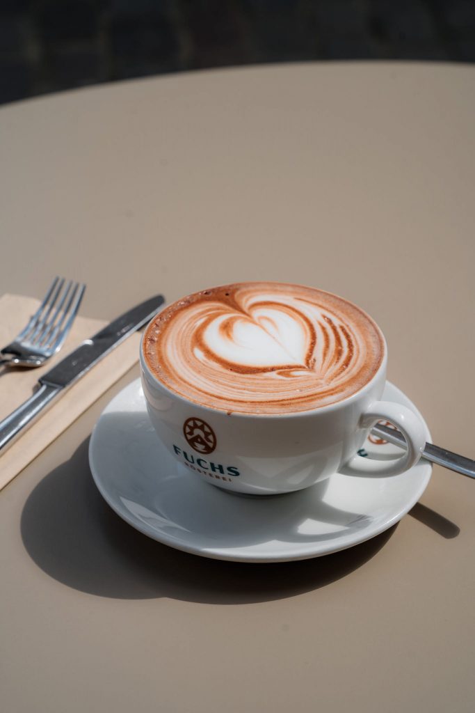 Fotografie von Kaffee und Desserts – Social Media Content für die Rösterei Fuchs Schwerin.