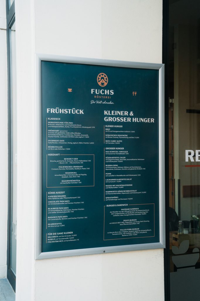 Speisekarten Plakat bei der Rösterei Fuchs in Schwerin