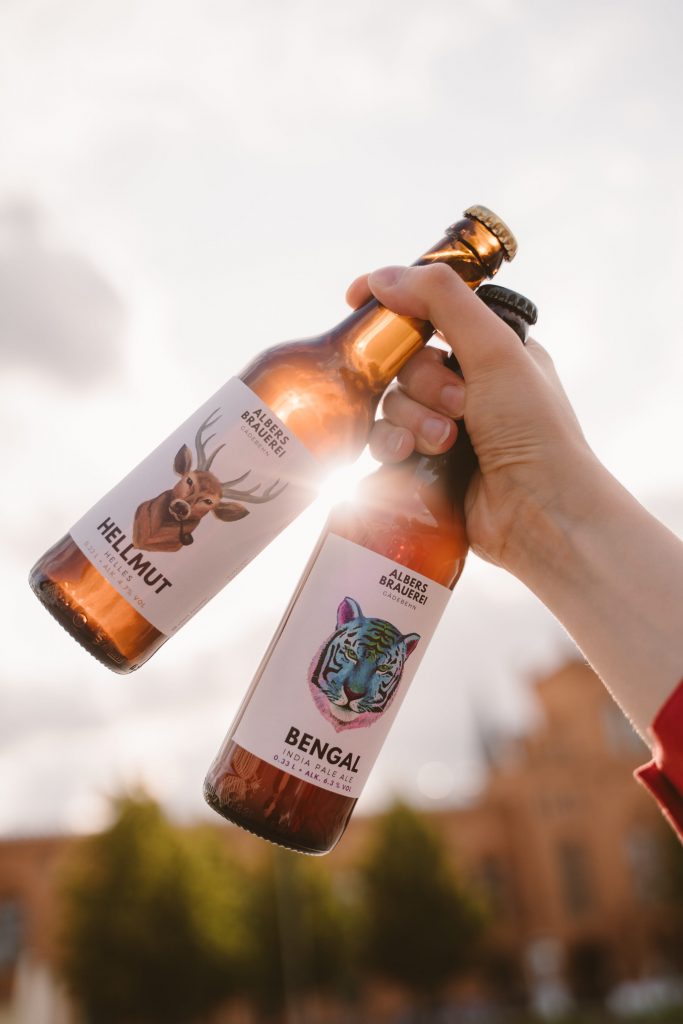 Detailaufnahme von Bieretiketten – Fotografie für die Albers Brauerei.