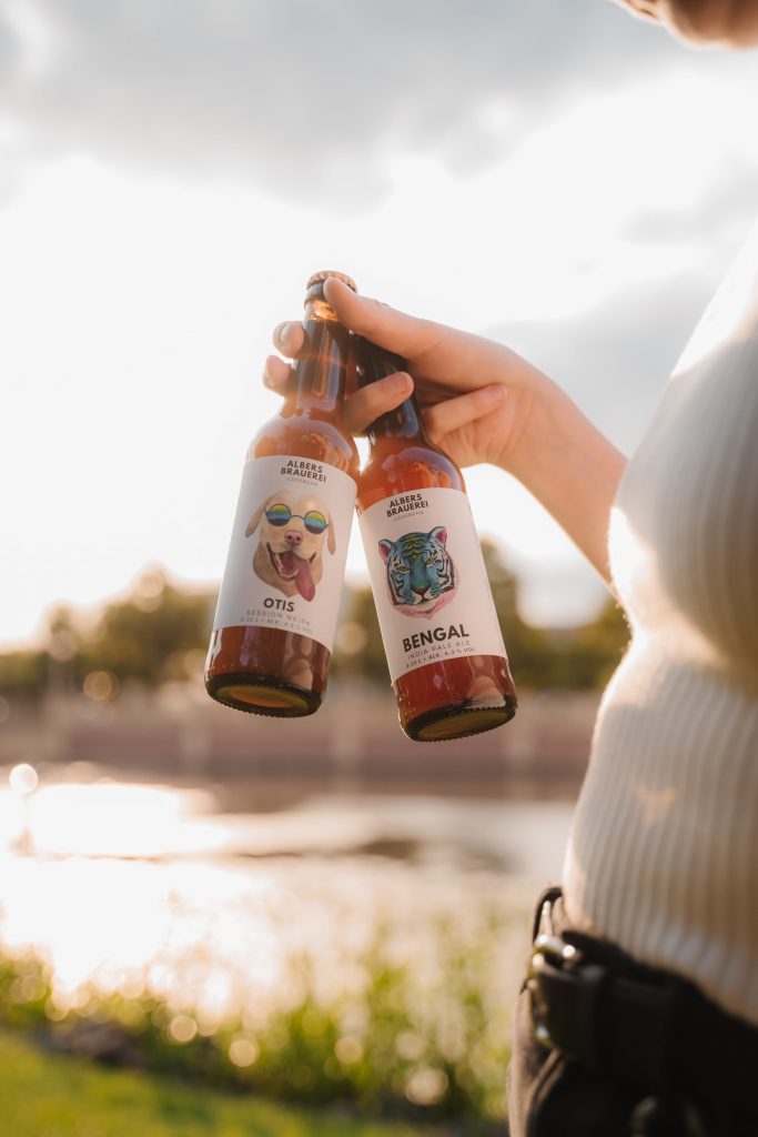 Stimmungsvolle Fotografie von Bierflaschen und Gläsern der Albers Brauerei.