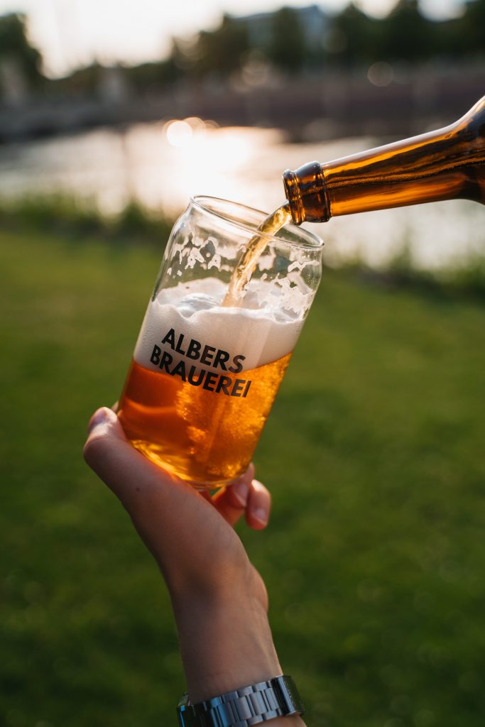 Produktfotografie von handgebrautem Bier – Albers Brauerei im Fokus.