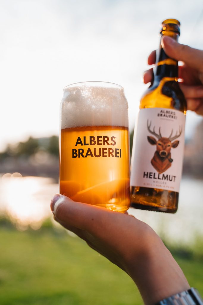 Minimalistische Bier-Fotografie für die Albers Brauerei – Fokus auf Produkt und Etikett.