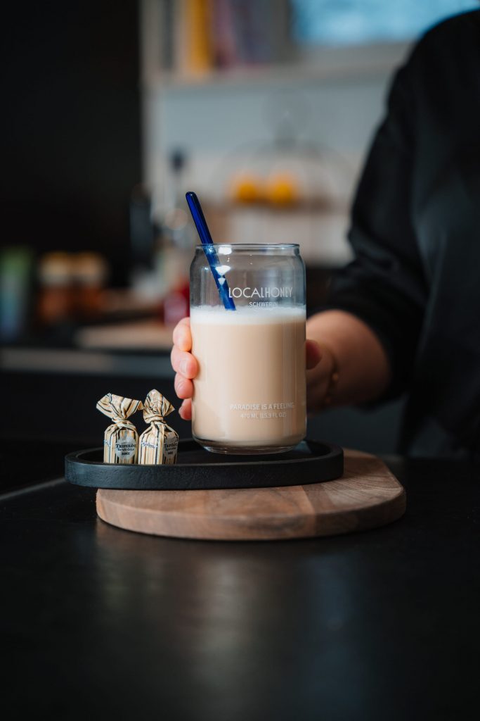 Authentische Produktfotografie von Localhoney aus Schwerin – Merch mit dem Claim „Schwerin isn’t a place. It’s a feeling.“