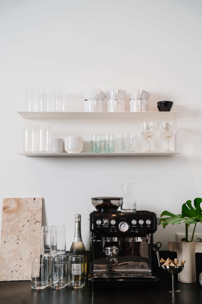 Detailreiche Fotografie von Localhoney Merch Artikeln – inspiriert von Schwerin und lokalen Geschichten.