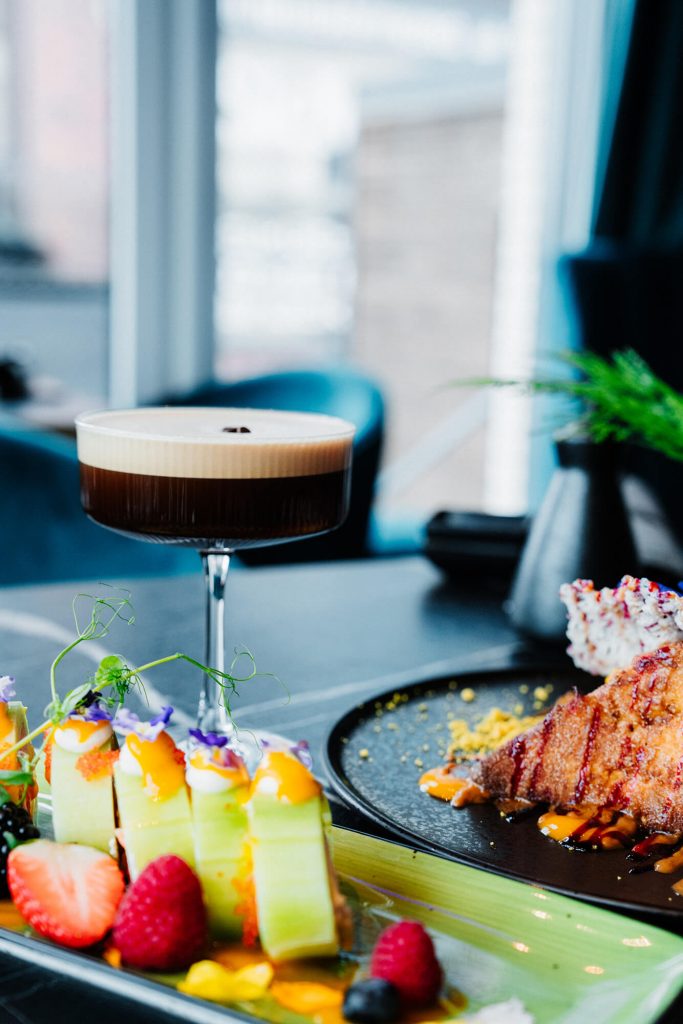 Signature Drink und Sushi im Ocean’s 7 Rostock, aufgenommen für Social Media Werbung.