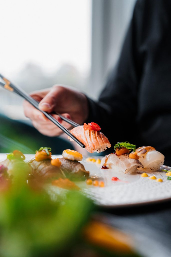 Detailaufnahme beim Anrichten eines Fine-Dining-Gerichts im Ocean’s 7 Rostock.