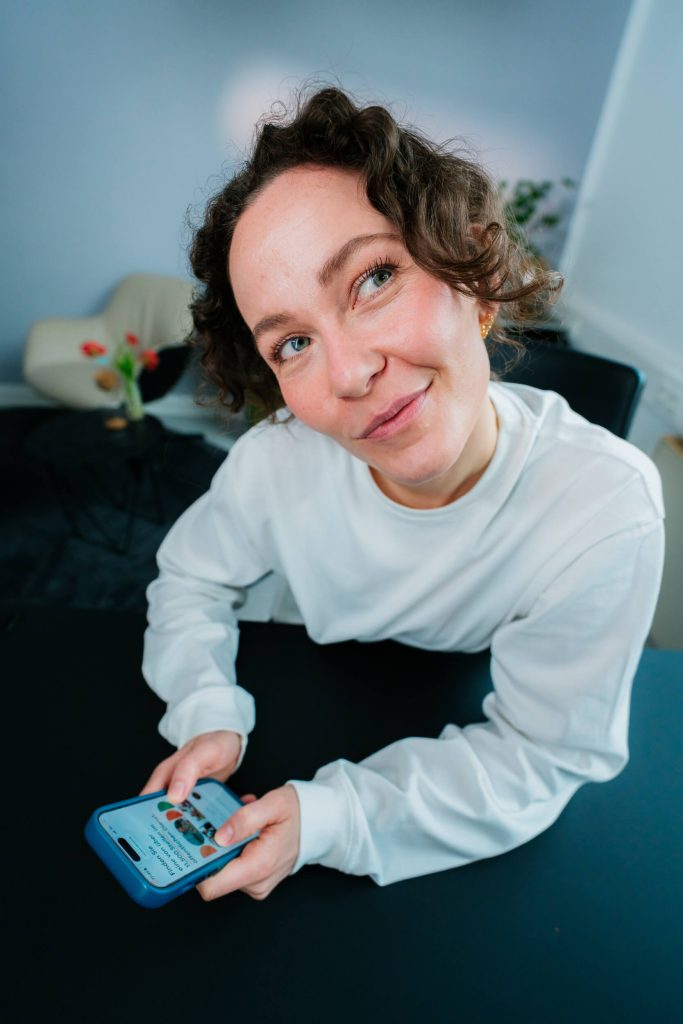 Portrait einer Person in ruhiger Umgebung während eines authentischen Kampagnenmotivs für INTERAMT.