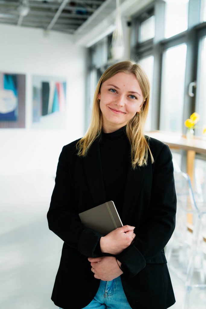 Portrait einer Person in ruhiger Umgebung während eines authentischen Kampagnenmotivs für INTERAMT.