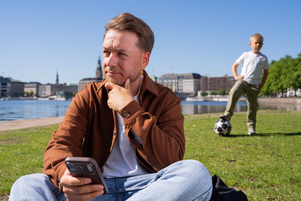 Person schaut nachdenklich in die Ferne und denkt über den nächsten Karriereschritt nach